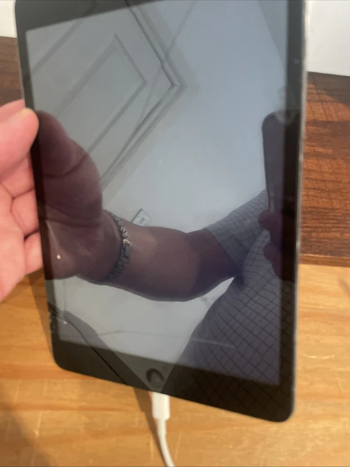 Apple iPad Mini, 7.9", 2013, WiFi Only 16GB - Gray - Spare Or Repair -No Reserve - Image 3 of 4