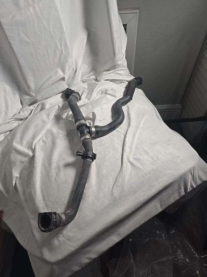 Manguera de desbordamiento del tanque de expansión de refrigerante del motor BMW 440i 2017-2020 OEM Foto 2 de 4