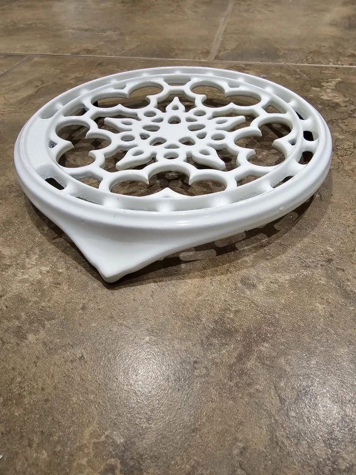 Remache redondo de lujo de hierro fundido esmaltado Le Creuset, 9" blanco brillante Foto 3 de 3