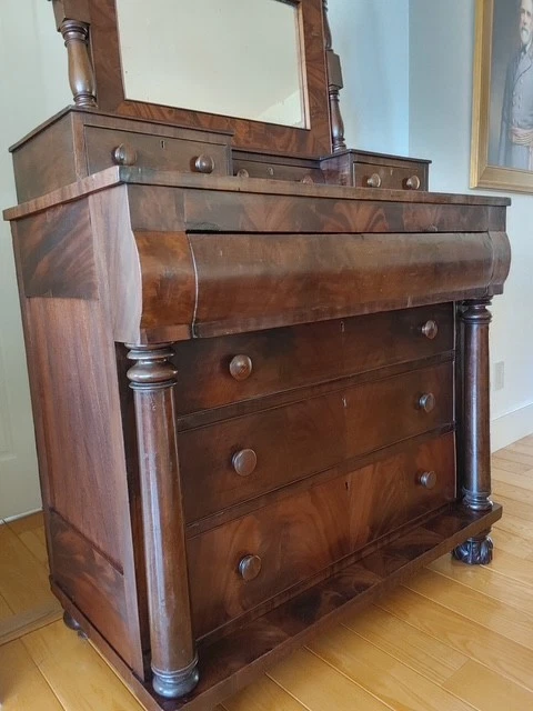 Antigua cómoda Empire Flame de caoba del siglo XIX con soporte de afeitado espejado (33,5 pulgadas) Foto 2 de 4