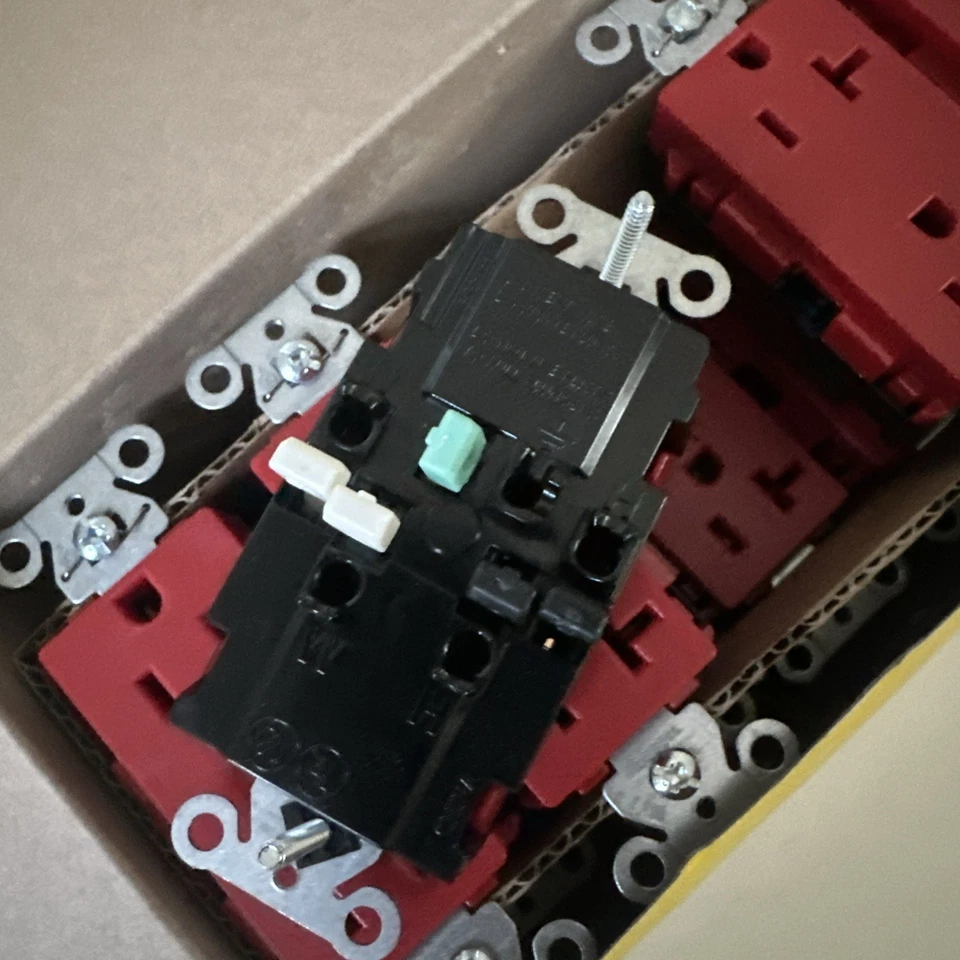 HUBBELL RECEPTACLE 20 A RED, 125V AC DR20STR LOTE DE 10 - Novo! - Imagem 3 de 4