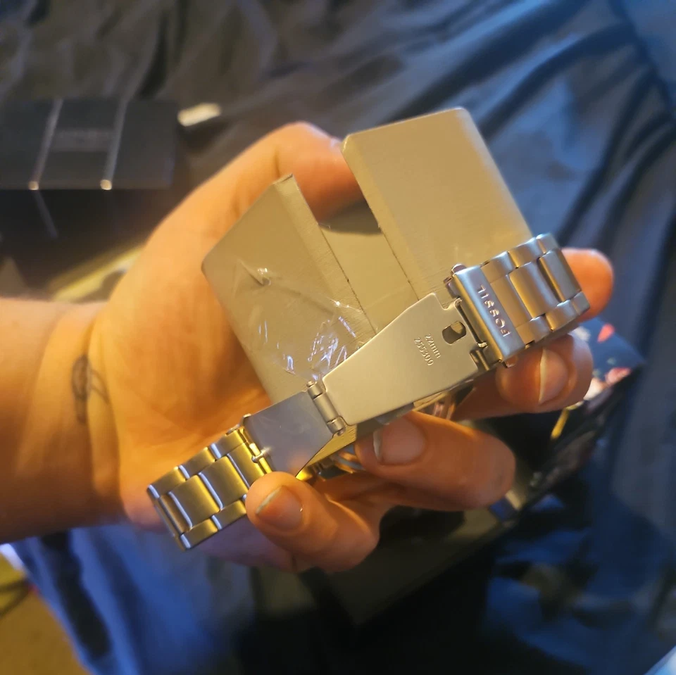 Reloj Fossil para hombre con correa dorada y cara y bordes verde oscuro Foto 4 de 4