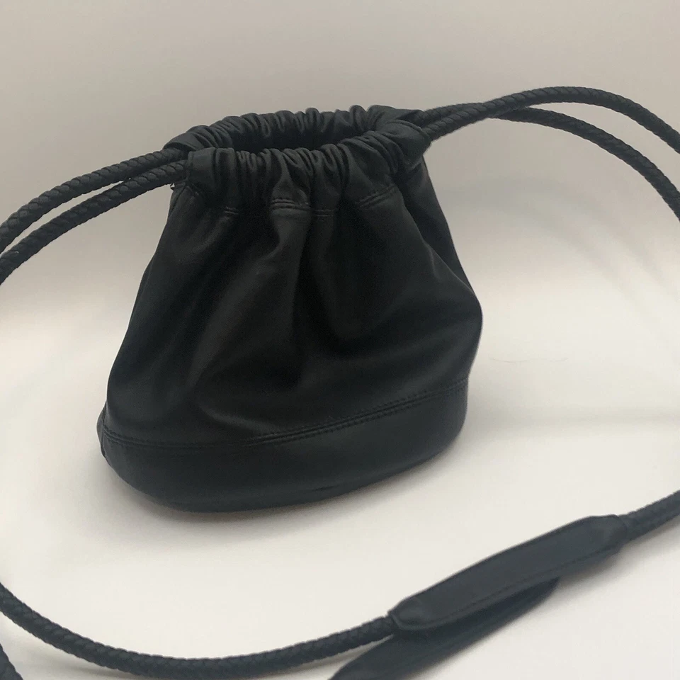 Bolso tipo cubo de cuero vegano Urban Outfitters negro crujiente pequeño Y2K Foto 2 de 4