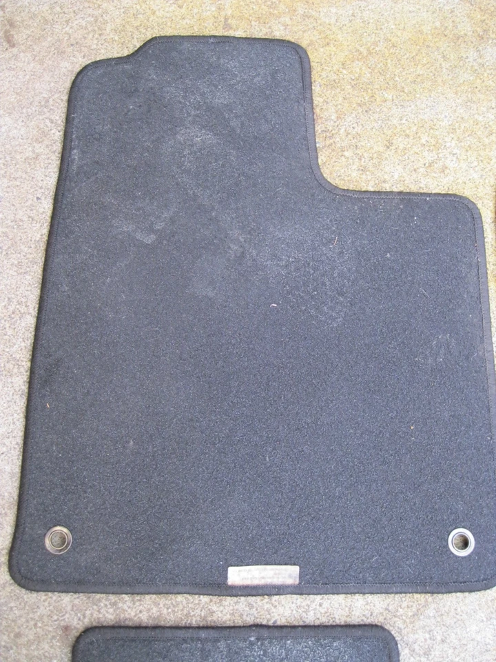 Mopar 5RC77DX9AA / 5RC78DX9AA Front & Rear Floor Mat Set for 15-17 Chrysler 200 Foto 4 de 4