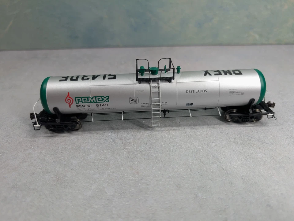 USED Atlas 20005401 HO Scale 20,700 Gal Tank Car Pemex #5143 - Image 2 of 4