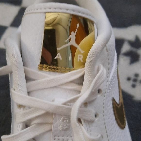 Nike Air Jordan 1 Low ホワイト メタリックゴールド 送料関税込 2024年 6/24 リストック】ナイキ エア ジョーダン 1 ロー