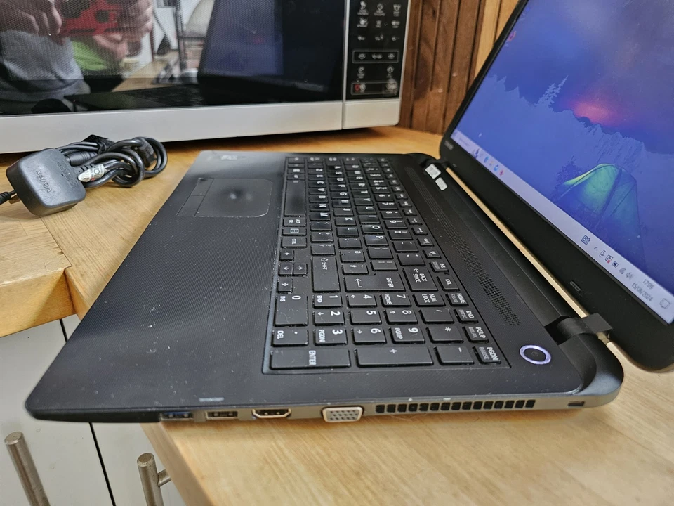 Toshiba Satellite C50 Core i3 250GB SDD 8GB Win 10 Webcam HDMI Laptop - Image 4 of 4