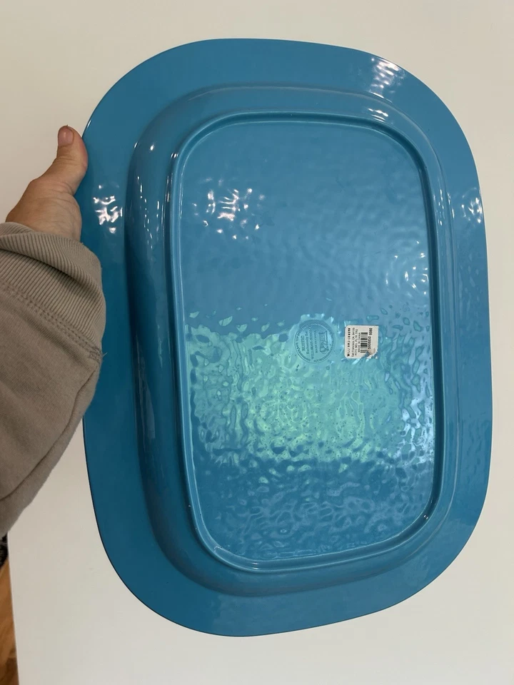 Bandeja de servir Williams Sonoma melamina 17” turquesa retângulo martelado - Imagem 3 de 4