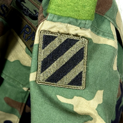 CHAQUETA DE CAMPO Woodland Camuflaje Ejército de EE. UU. Talla Mediana Corta M-65 con Insignias - Imagen 10 de 21