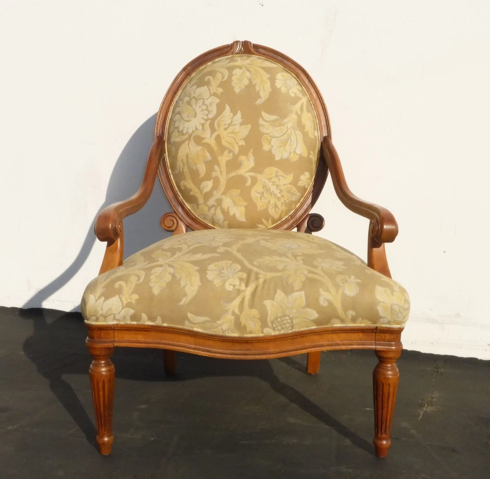 Sillón de diseño floral con respaldo redondo de campo francés vintage Sam Moore Foto 2 de 4