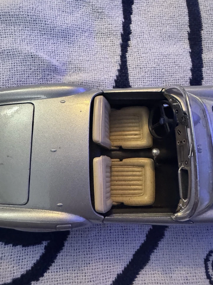 1955 LANCIA AURELIA B24 SPIDER SILVER 1:18 BBURAGO OPENING HOOD DOORS & TRUNK - Image 4 of 4