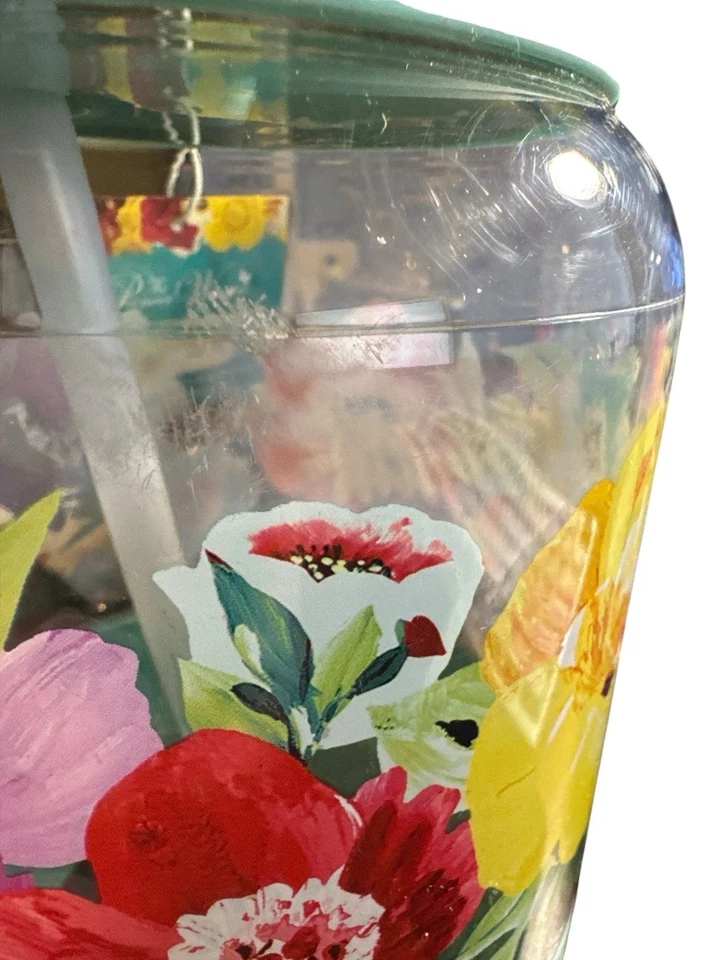 Jarra de agua de plástico transparente The Pioneer Woman Sweet Romance Tritan Foto 2 de 3