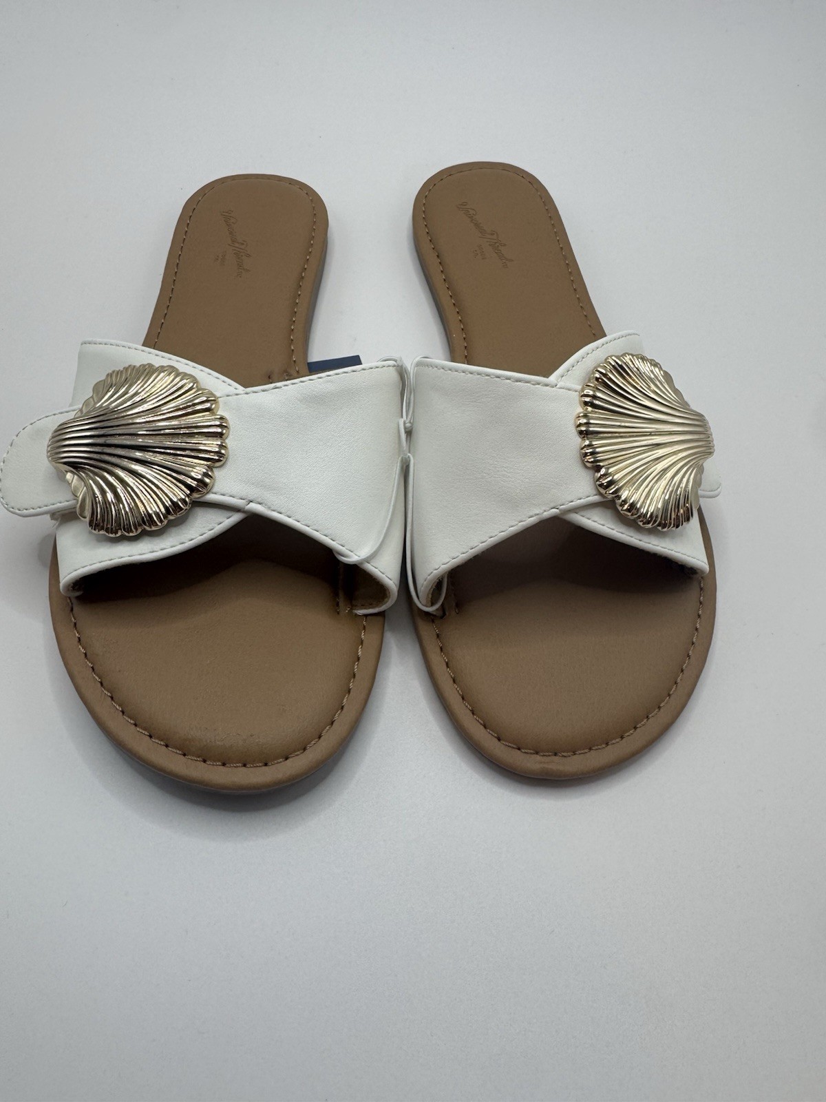 Universal Thread Women's White Flat Sandals Shell Accent Slip On Size 11