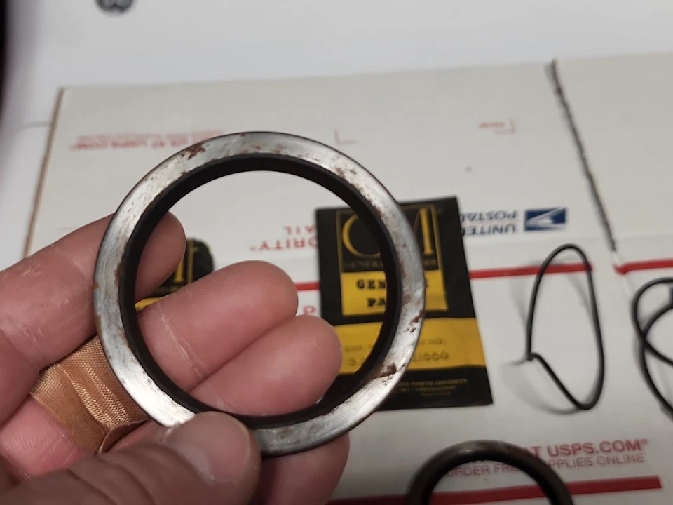 1956-58 庞蒂亚克雪佛兰后轮轴承油封 NOS GM P/N 521666 521665  — 第 2/4 张图片