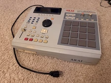 Akai MPC2000XL Sampler & Sequencer (Works great w/ power cable & floppy disks)