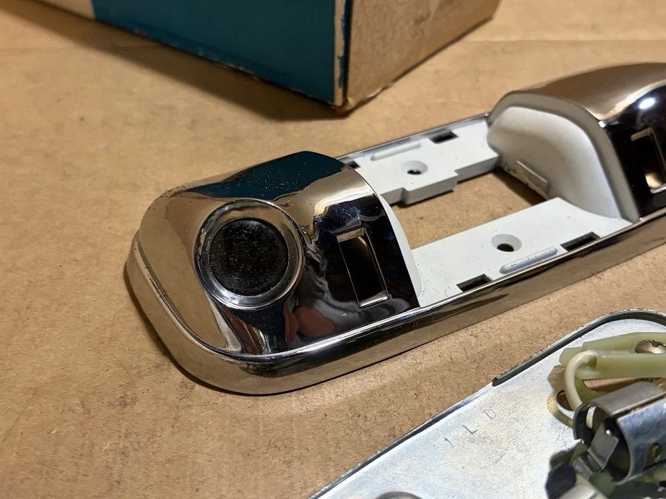 Luz domo/mapa Ford D2LY-13776-D -- 1974-1978 Lincoln Continental -- Nuevo de Lote Antiguo OEM Foto 4 de 4