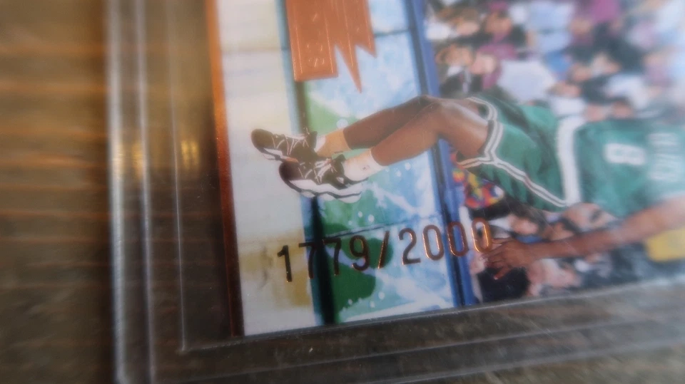 1998-99 Upper Deck AeroDynamics Bronze Basketball Card #A25 Antoine Walker /2000 - Image 3 of 4