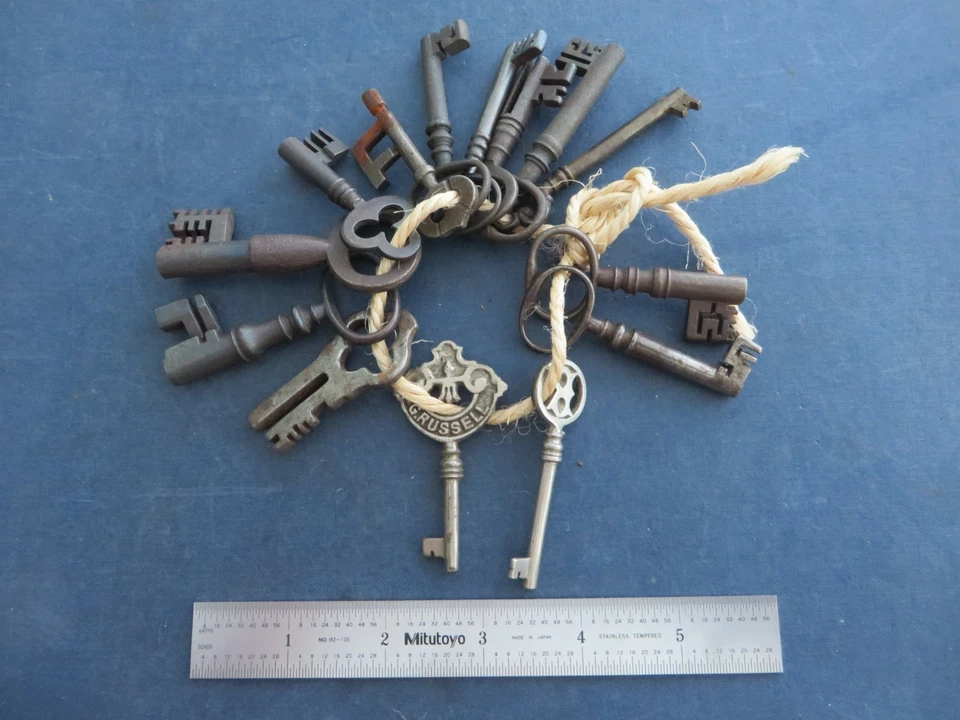 84 Antique old vintage keys. Blakey Collection. Cabinet rim piano lock, padlock. - Image 2 of 4