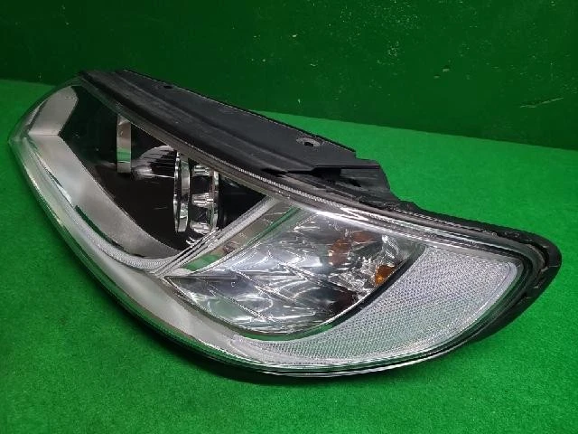 2011 Hyundai Azera The luxury Grandeur Left Headlight - Image 3 of 4
