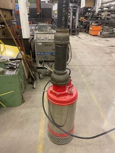 MULTIQUIP SUBMERSIBLE CENTRIFUGAL PUMP, MODEL #: ST6146