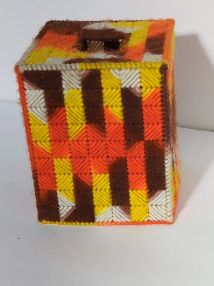 Caja de pañuelos faciales hecha a mano de colección años 70 cubierta de plástico tejido cosido naranja Foto 2 de 4