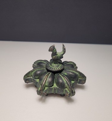 Antike indische hinduistische Bronze Kumkum Box zur Aufbewahrung von Gewürzen, Pigmenten oder Make-up