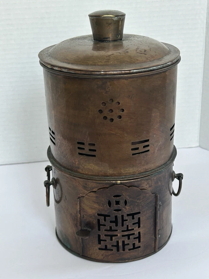 Antigua lonchera china de cobre y latón en capas con mango tallado Foto 3 de 4