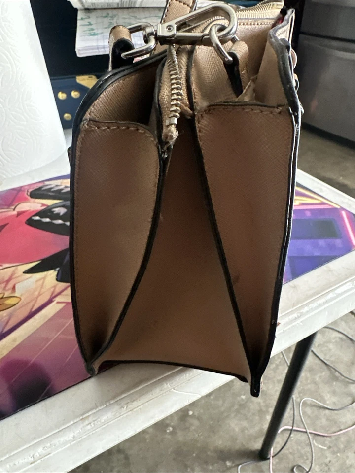 Bolsa tiracolo feminina GUESS Los Angeles - Imagem 2 de 4