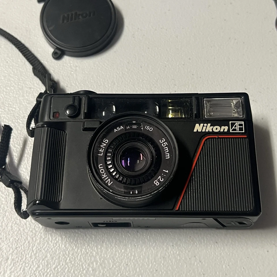 Cámara fotográfica Nikon L35AF L35 AF 35 mm apuntar y disparar solo para piezas con estuche Foto 2 de 4