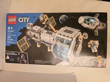 LEGO City Space Port Stazione Spaziale Lunare 60349 Nuovo con scatola 500 pezzi 5 personaggi 