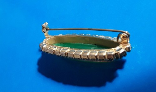 Spilla vintage, anni 50, metallo colore oro, strass verde e cabochon verde giada - Imagen 5 de 7