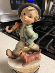 hummel boy with umbrella and dog