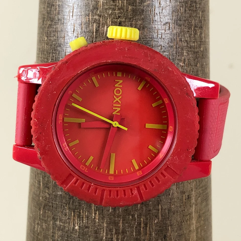 Reloj Nixon The Gogo Mujer Deportivo Bisel Giratorio Rojo Silicona Cuarzo 38mm 6 1/2" Foto 2 de 4