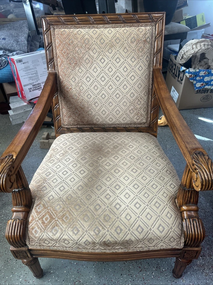 Silla antigua estilo Luis XV con madera tallada Foto 2 de 4