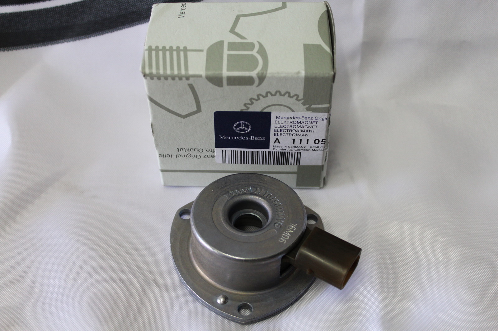 NEW Genuine Mercedes-Benz OM111 Engine Camshaft Magnet A1110510177  