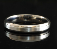 Ring Boccia Titan mit einem aufgelegten Silberring Gr 61 ca 4 mm breit