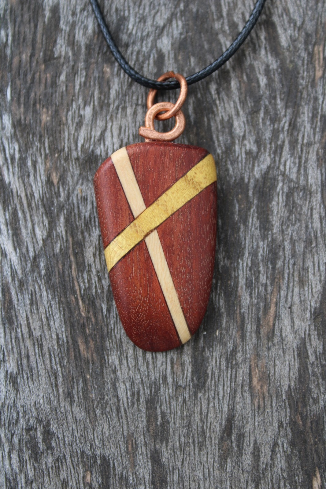 Pendentif CENTAURE en bois : le cadeau artisanal idéal pour homme et femme