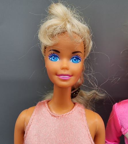Vintage Mattel Barbie Doll Lot with 36 Clothing Pieces - Some Need Repair - Picture 7 of 18