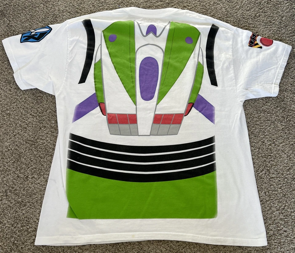 Camiseta Buzz Lightyear Toy Story XL AOP Exclusiva de Disneyland Pixar Magic Kingdom Foto 2 de 4
