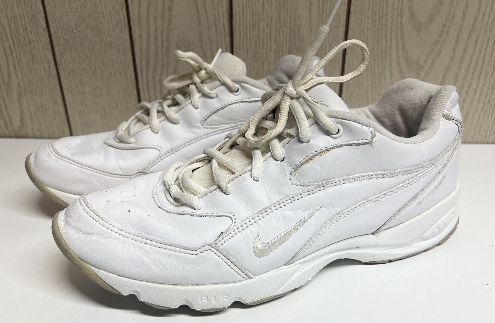 SAOLA Scarpe da ginnastica Nike Air Quintessential II da uomo taglia 11 5 bianche*