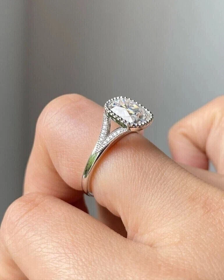 Anillo de oro blanco de 14 k con diamantes cultivados en laboratorio certificado IGI E VVS2 corte cojín de 2,10 quilates Foto 2 de 4