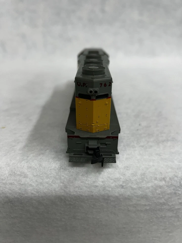 Beautiful KATO Union Pacific Railroad GP-35 Diesel Engine HO - Image 4 of 4