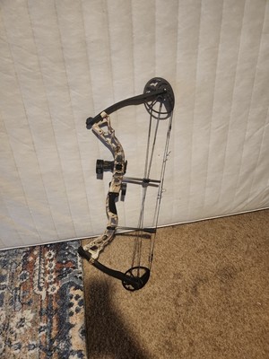 Diamond Archery Bowtech Right-Handed Bow Never Used No Box with Arrows