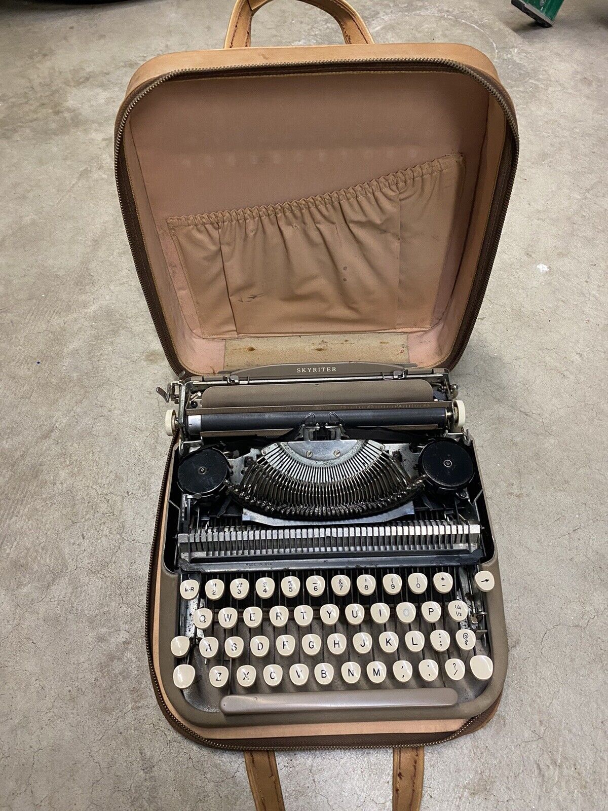 VINTAGE SMITH CORONA SKYRITER Portable Typewriter w Case/Cover - LIGHTWEIGHT