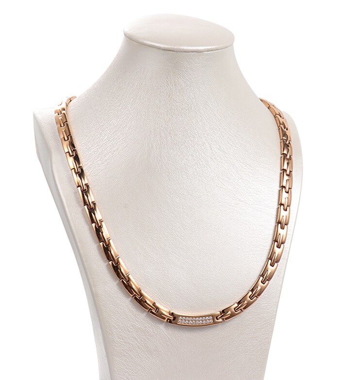 Collier magnétique Colombe d'or, le bijou idéal pour le bureau