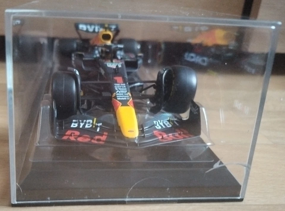 Oracle Red Bull RB18 Max Verstappen #1 Abu Dhabi 2022 1:24 Bburago ab 14+ B-Ware - Bild 3 von 4