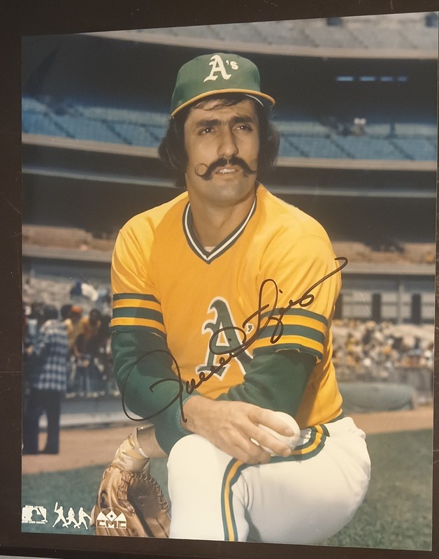 Rollie Fingers Signed 8 x 10 