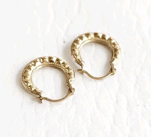 10k Yellow Gold Dimond Cut Hoop Earrings Textured .75" .43g - Picture 3 of 7