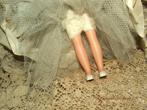 DE COLECCIÓN DÉCADA DE 1950 DEBUTANTE NIÑA PUFF CREMA ENCAJE VESTIDO OJOS SOMNOLIENTOS MUÑECA CABELLO OSCURO - Imagen 4 de 7