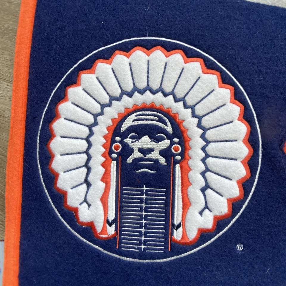 University of Illinois Chief Illiniwek Pennant 31"x13" lã azul laranja - Imagem 4 de 4